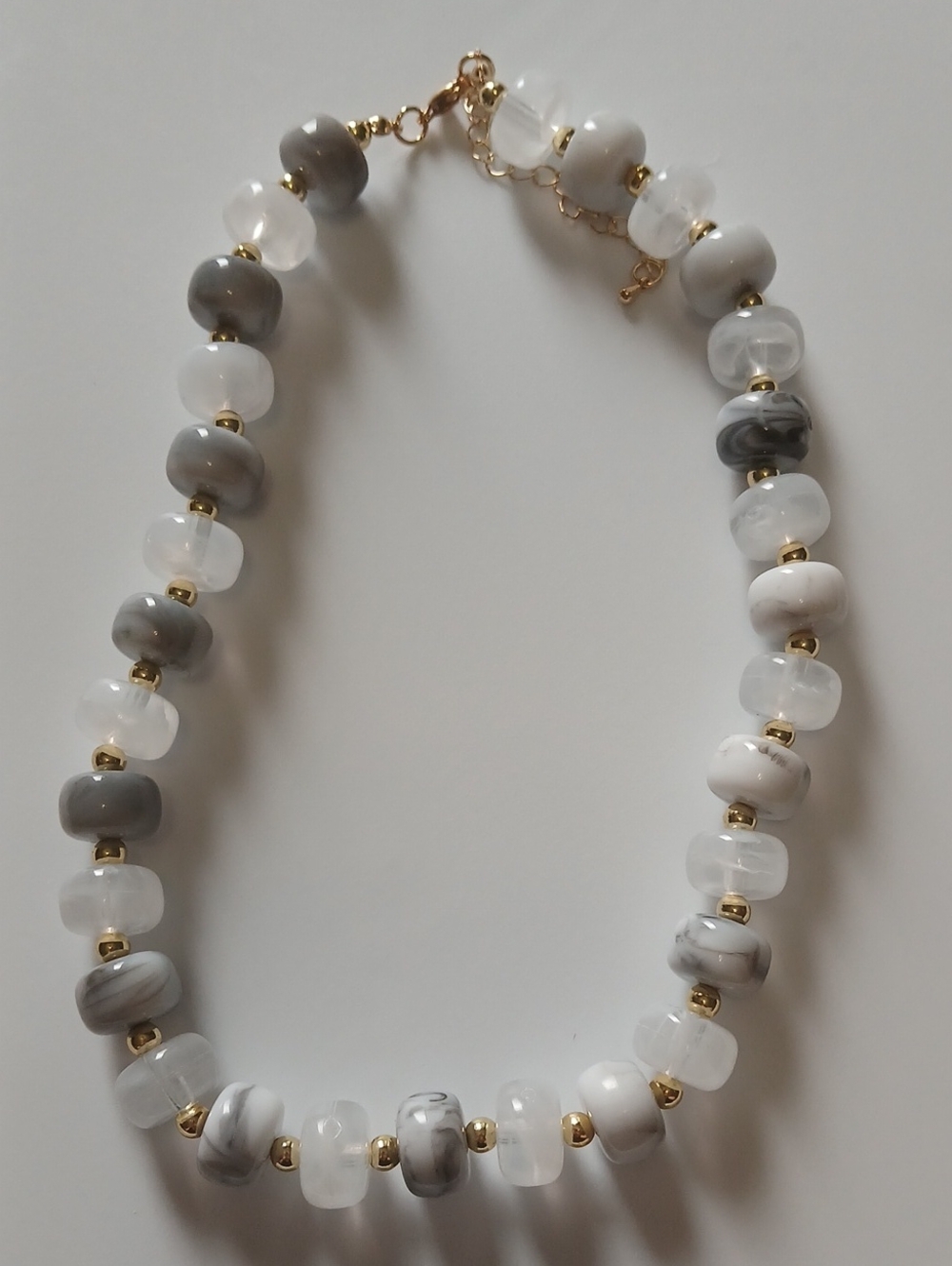 Fashion Jewelry White and Gray Beaded Necklace with Gold Accents